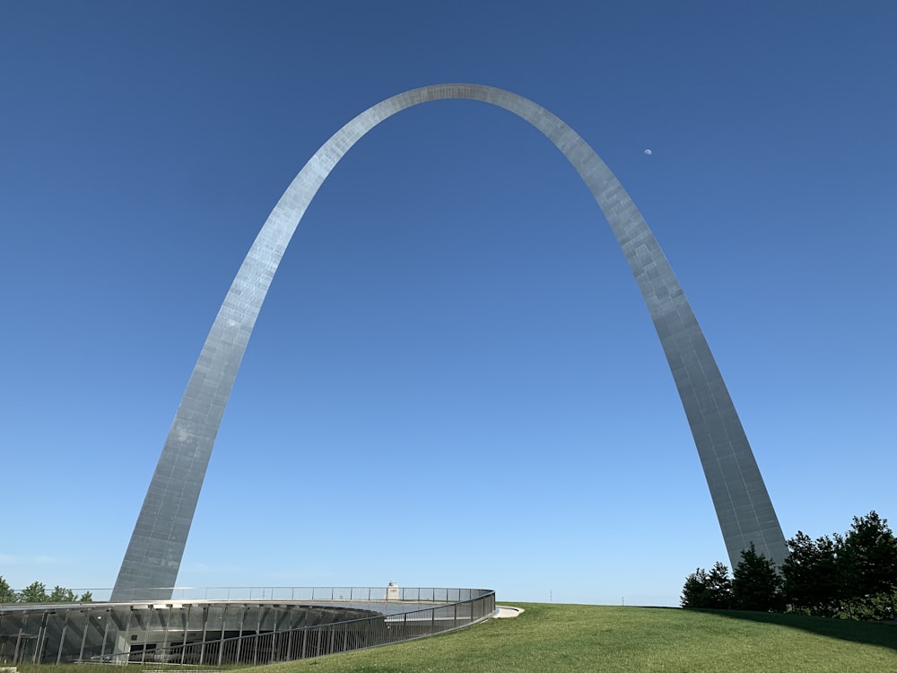 arco de metal blanco bajo el cielo azul durante el día