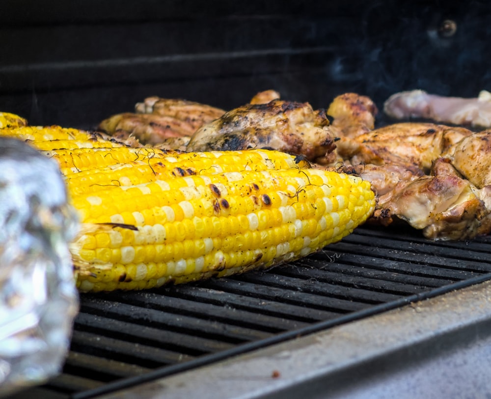 maïs grillé sur gril au charbon de bois