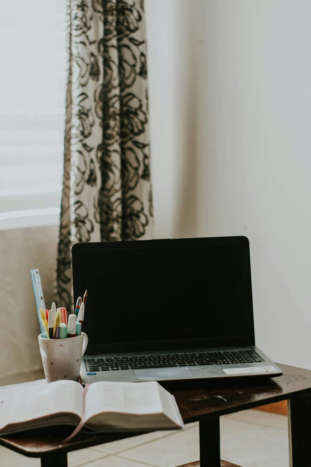 MacBook Pro sur table en bois blanc