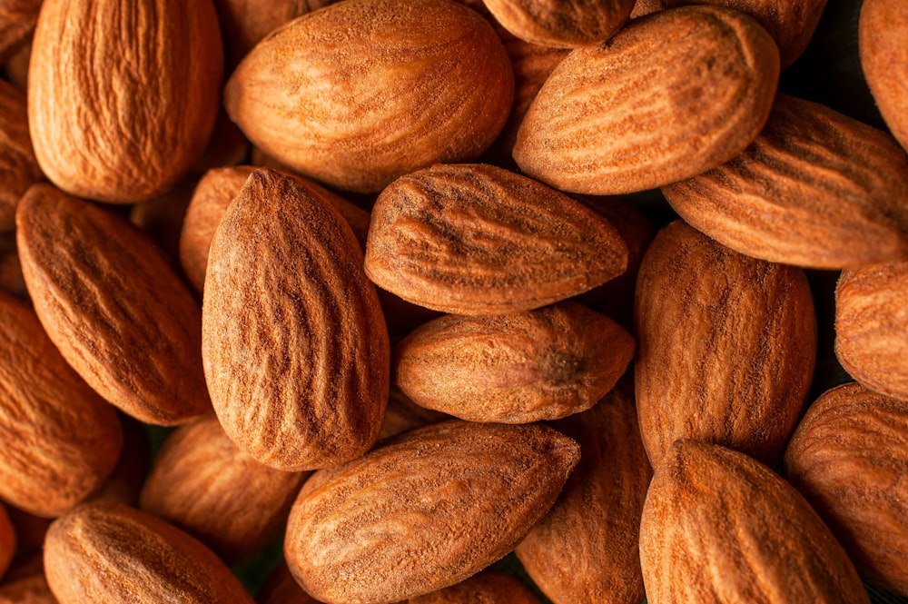 Noix d’amandes brunes sur une surface en bois brun