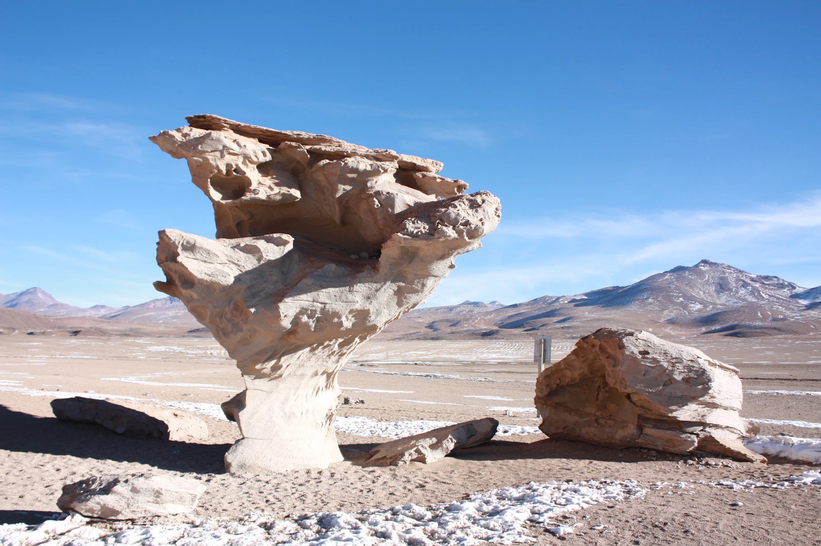 Formación rocosa sobre arena en desierto del altiplano, Bolivia
