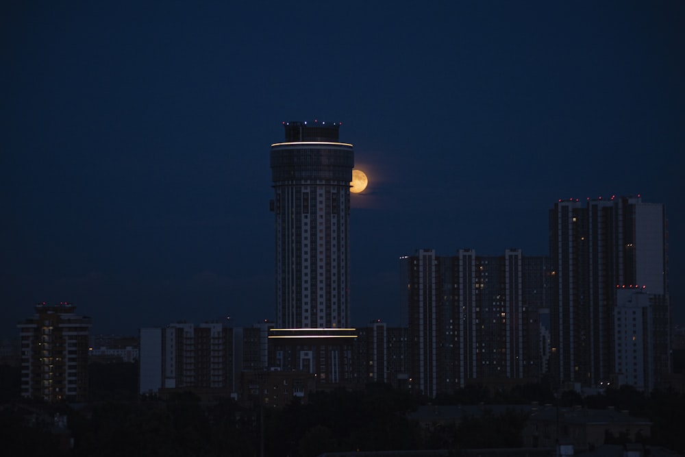 Edificio de gran altura durante la noche