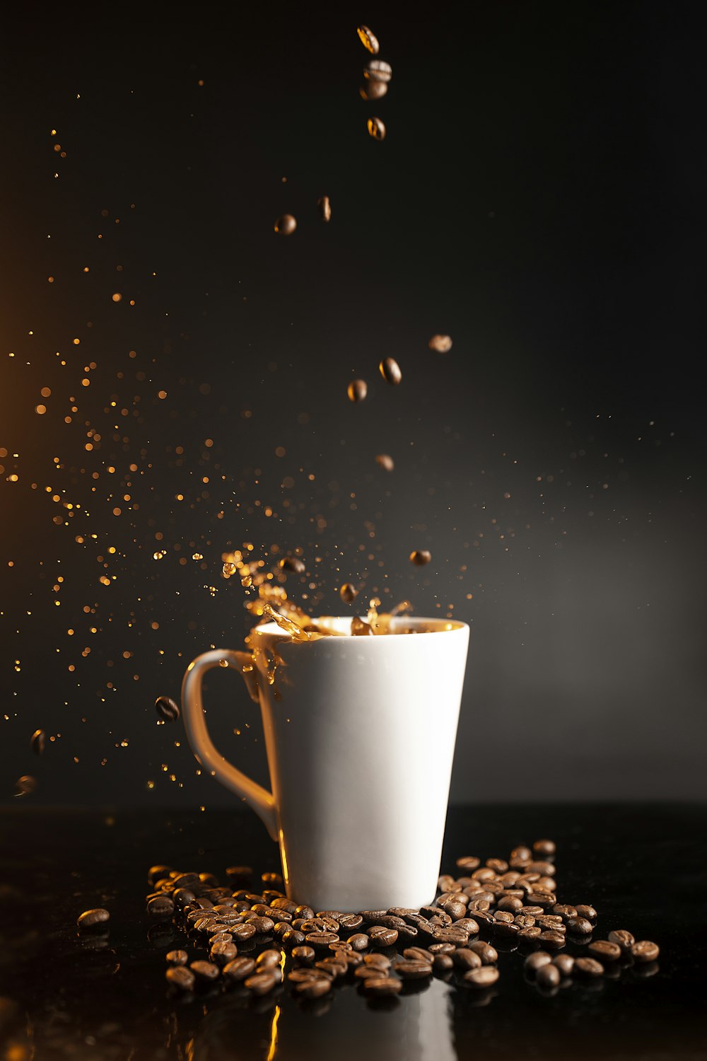 caneca de cerâmica branca com café