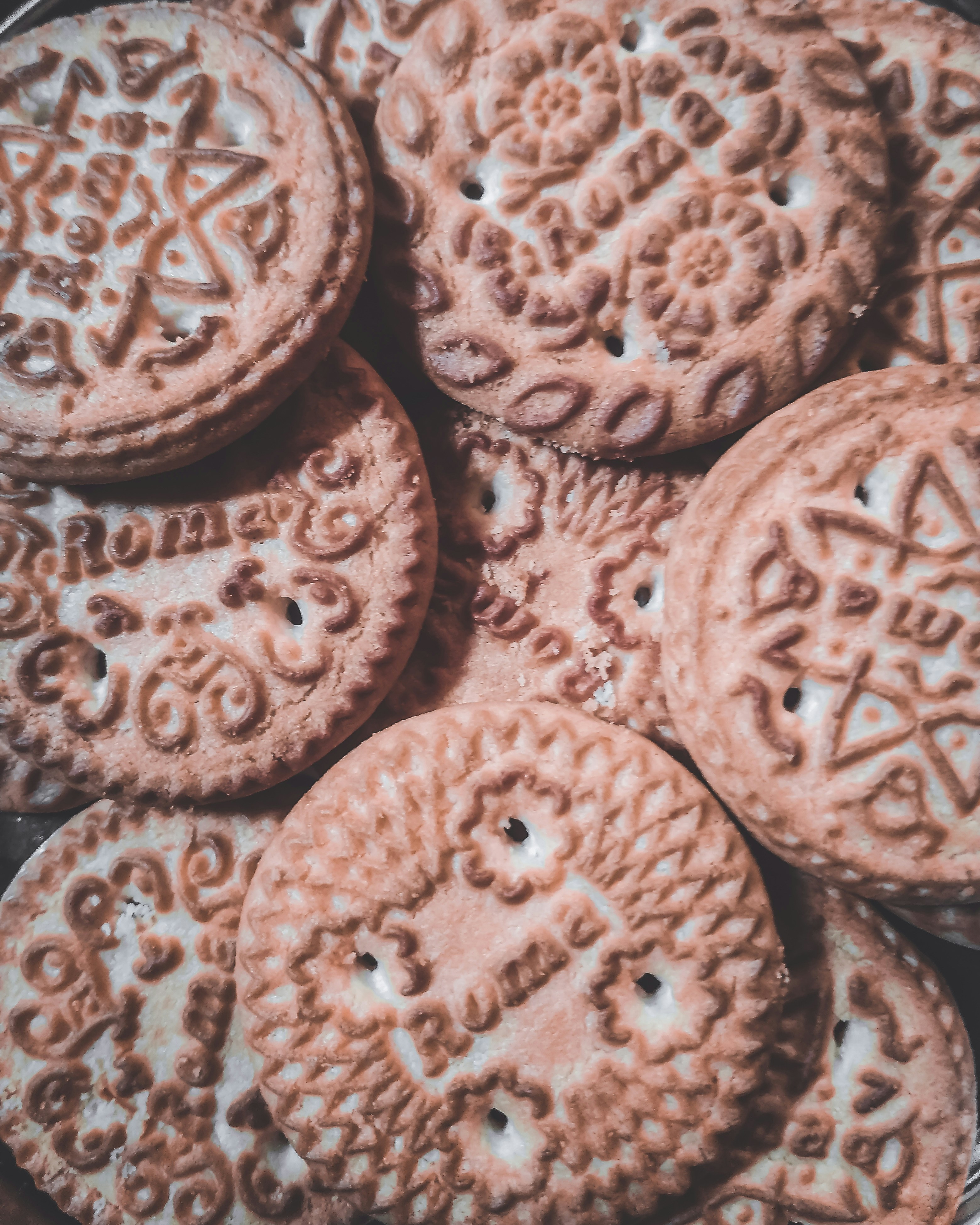 galletas marrones en una bandeja de vidrio transparente