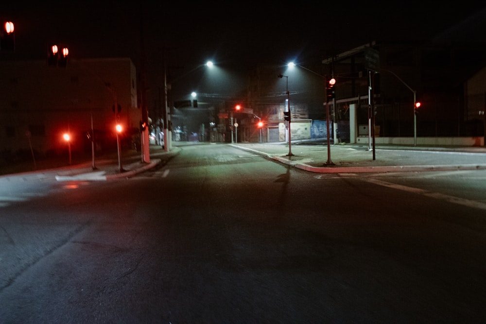 semaforo rosso sulla strada durante la notte