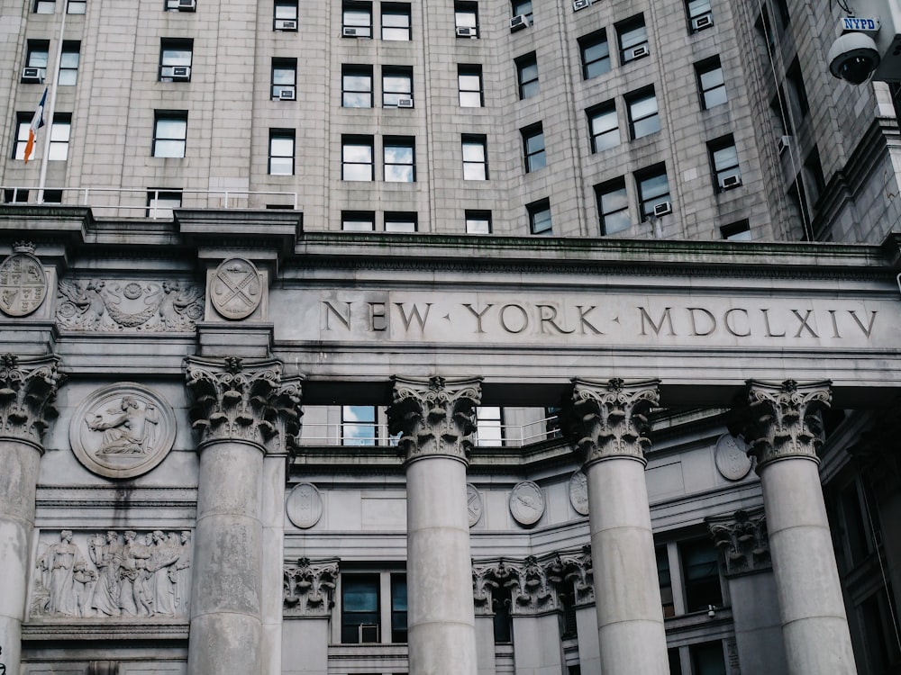 Edificio de hormigón marrón durante el día