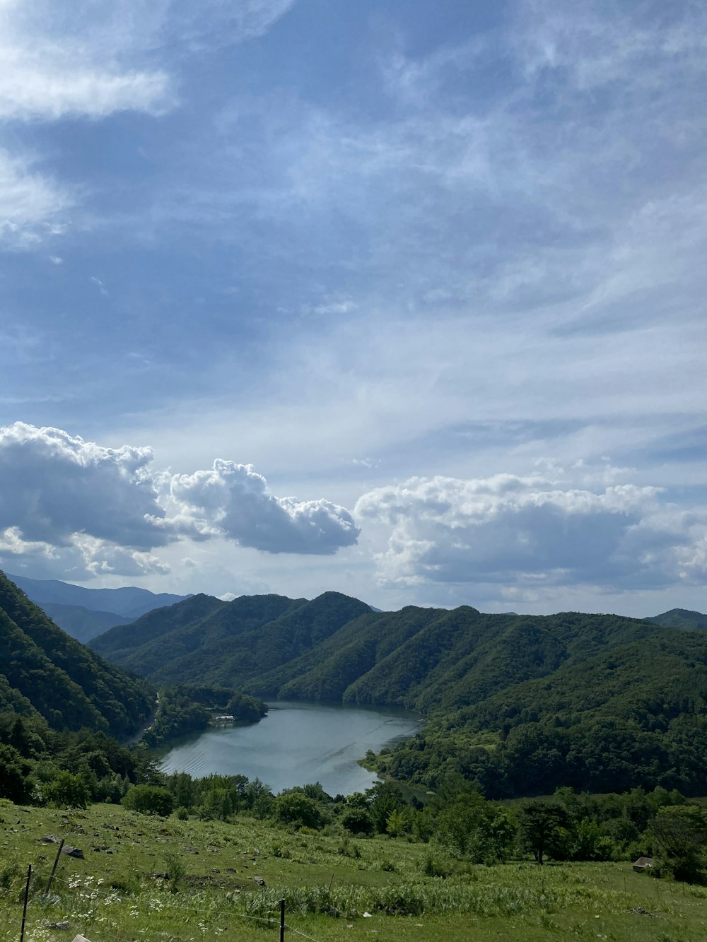 montanhas verdes sob nuvens brancas durante o dia