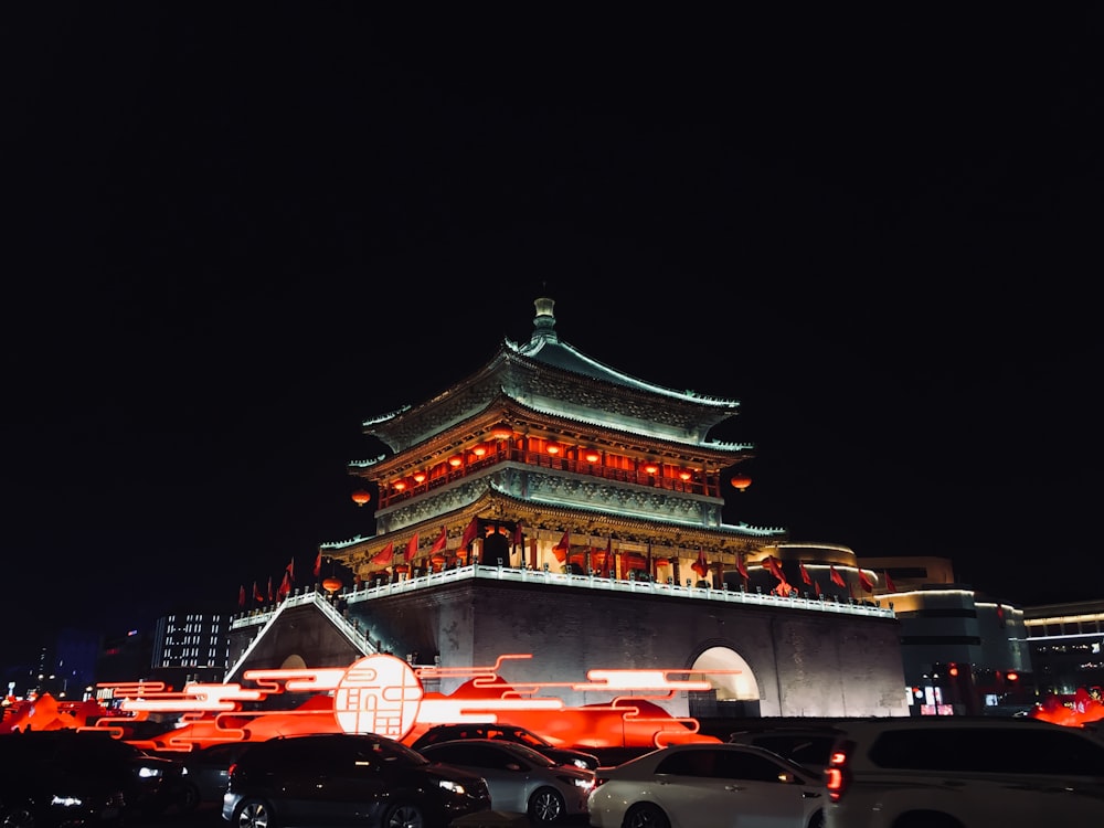 Templo rojo y blanco durante la noche