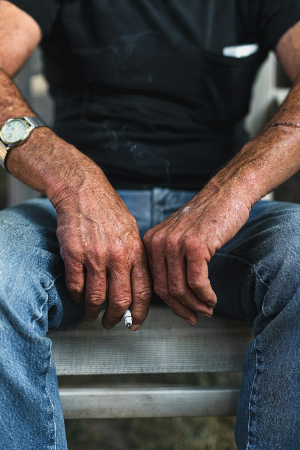 Hombre con jeans de mezclilla azul y camisa negra