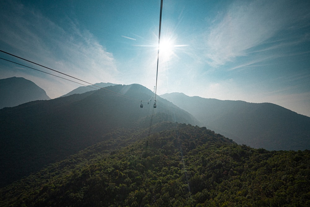 montagna verde sotto il cielo blu durante il giorno