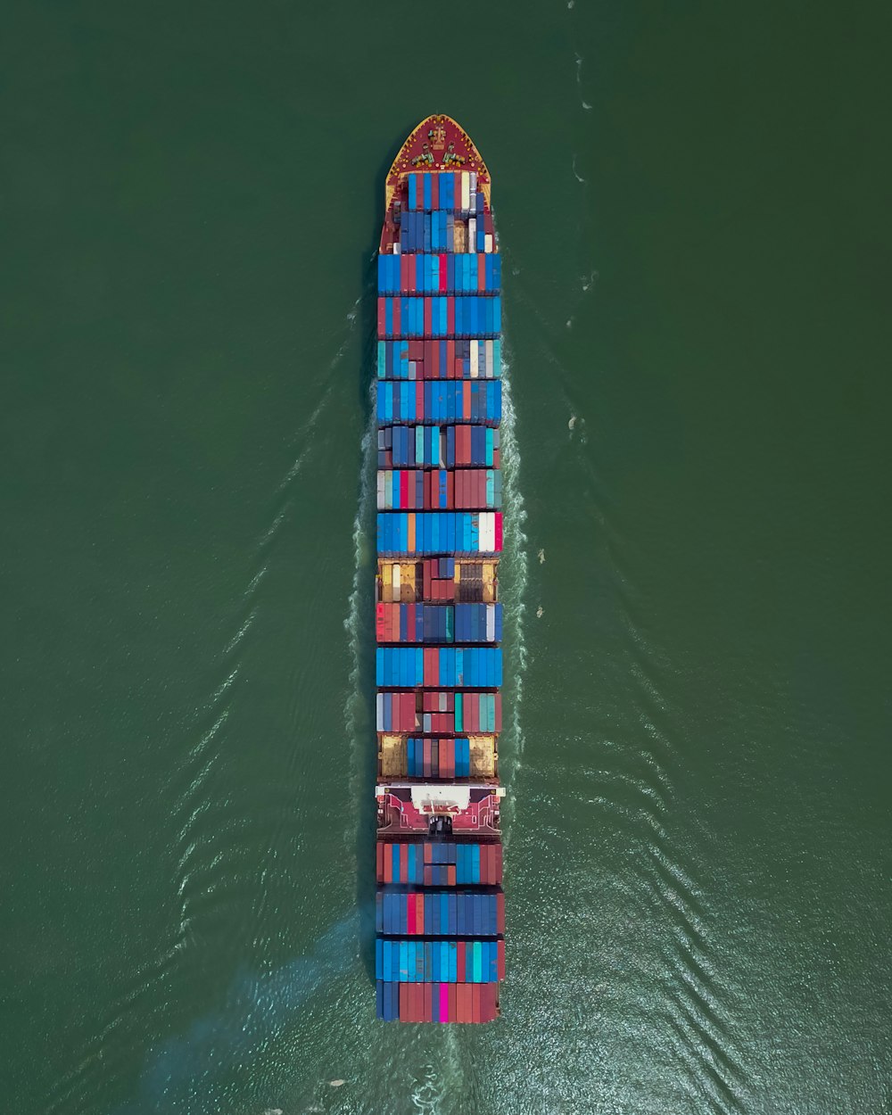 navio branco e azul no mar durante o dia