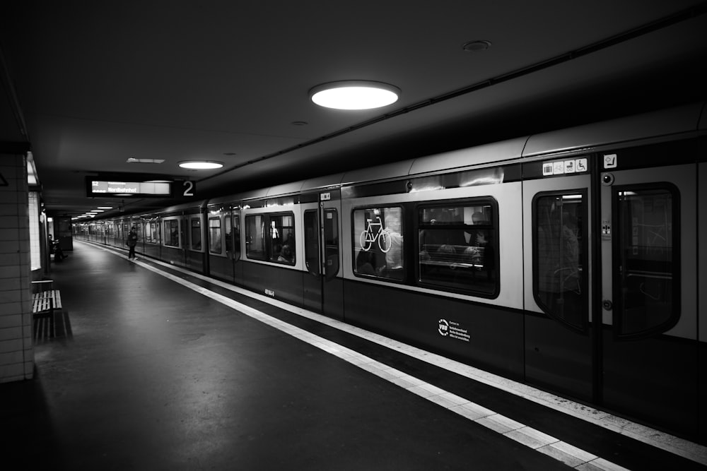 鉄道駅のグレースケール写真