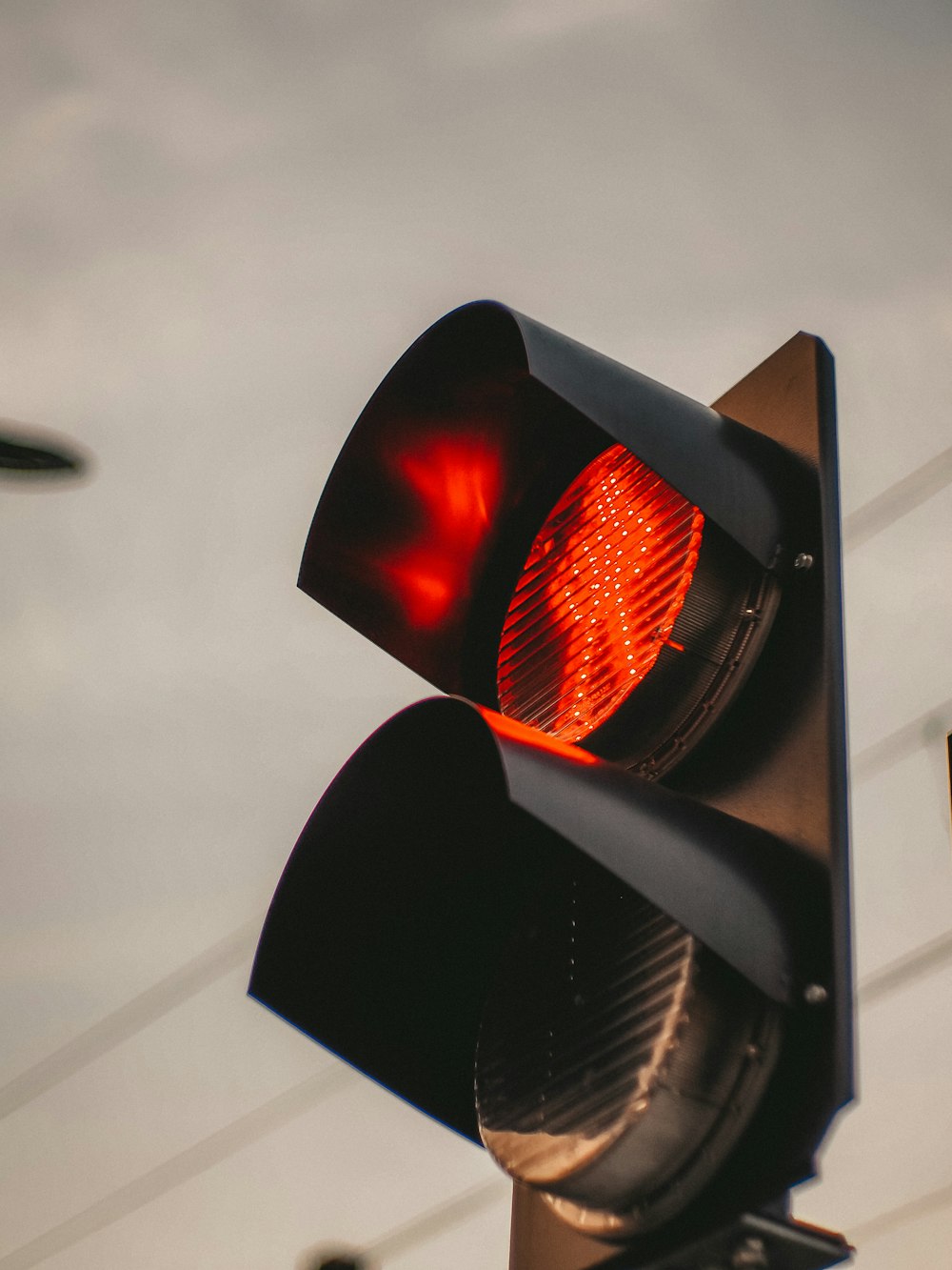 black and red traffic light