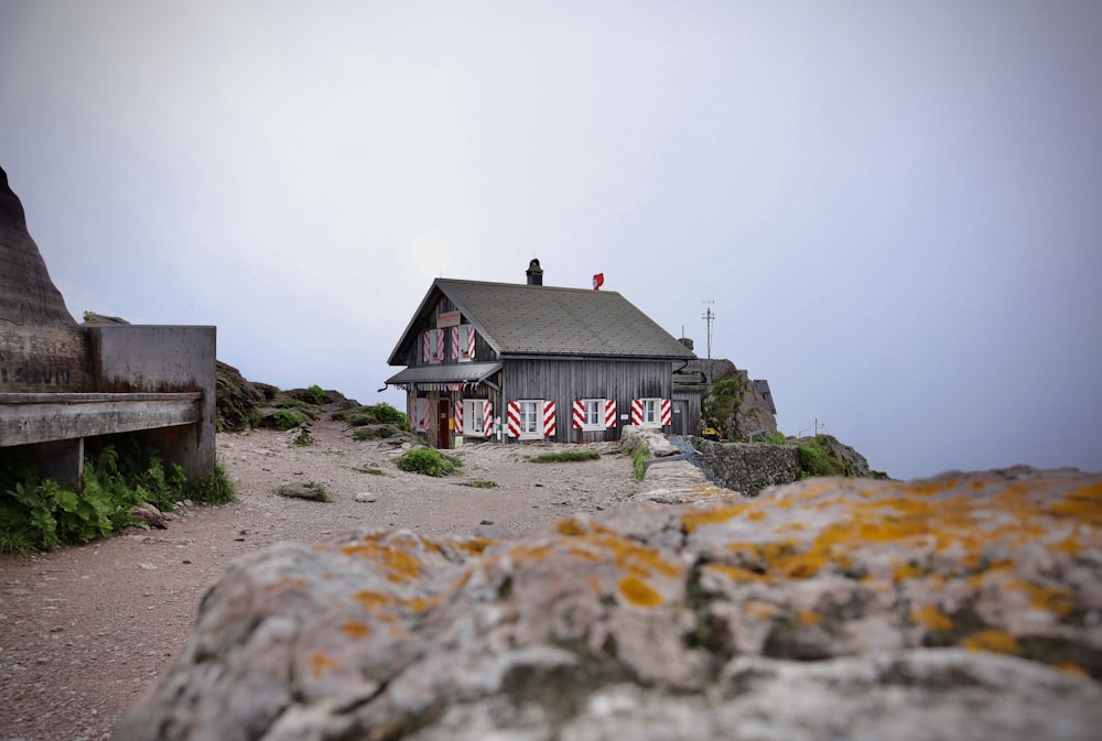 casa de madeira marrom no campo marrom durante o dia