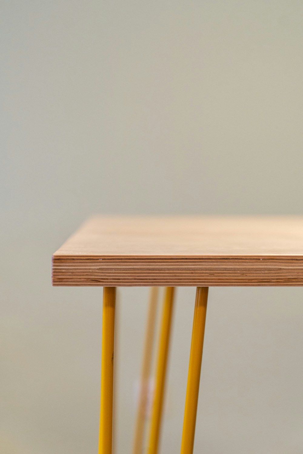 mesa de madera marrón con marco de acero amarillo