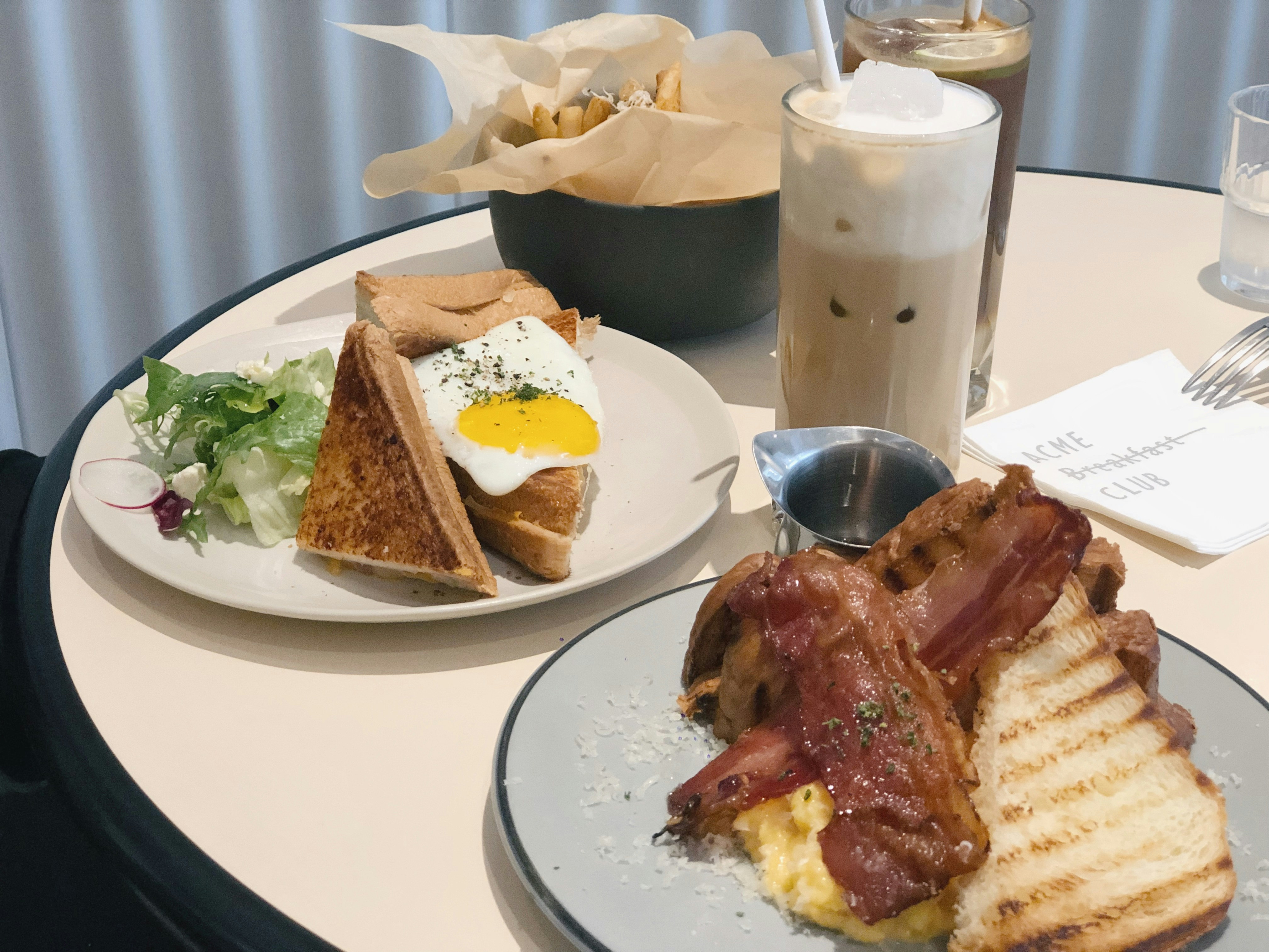 gegrilltes Fleisch auf weißem Keramikteller