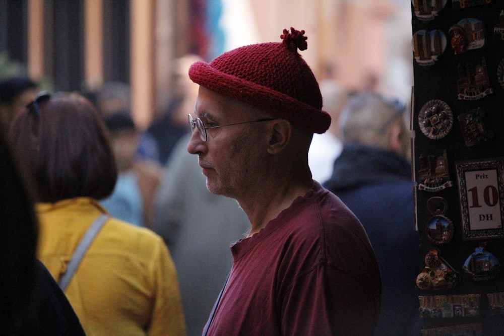 homme en bonnet en tricot rouge et chemise jaune