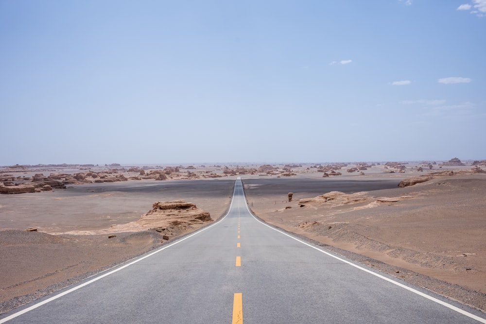 Carretera de hormigón gris bajo el cielo azul durante el día