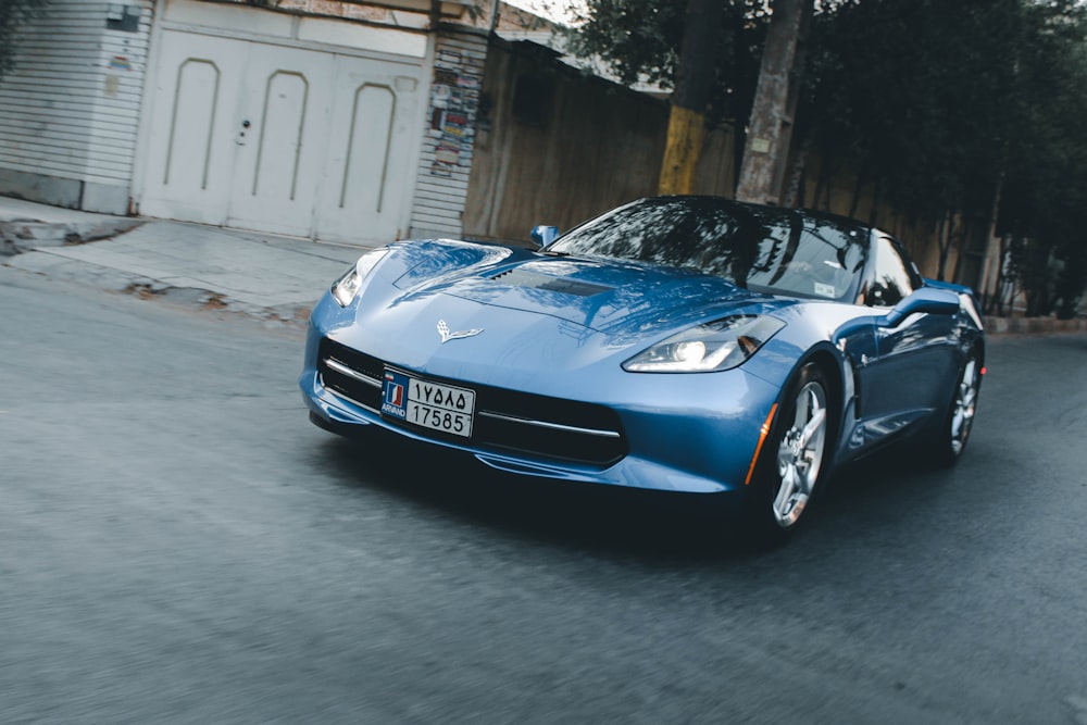 Porsche 911 blu parcheggiata in strada durante il giorno