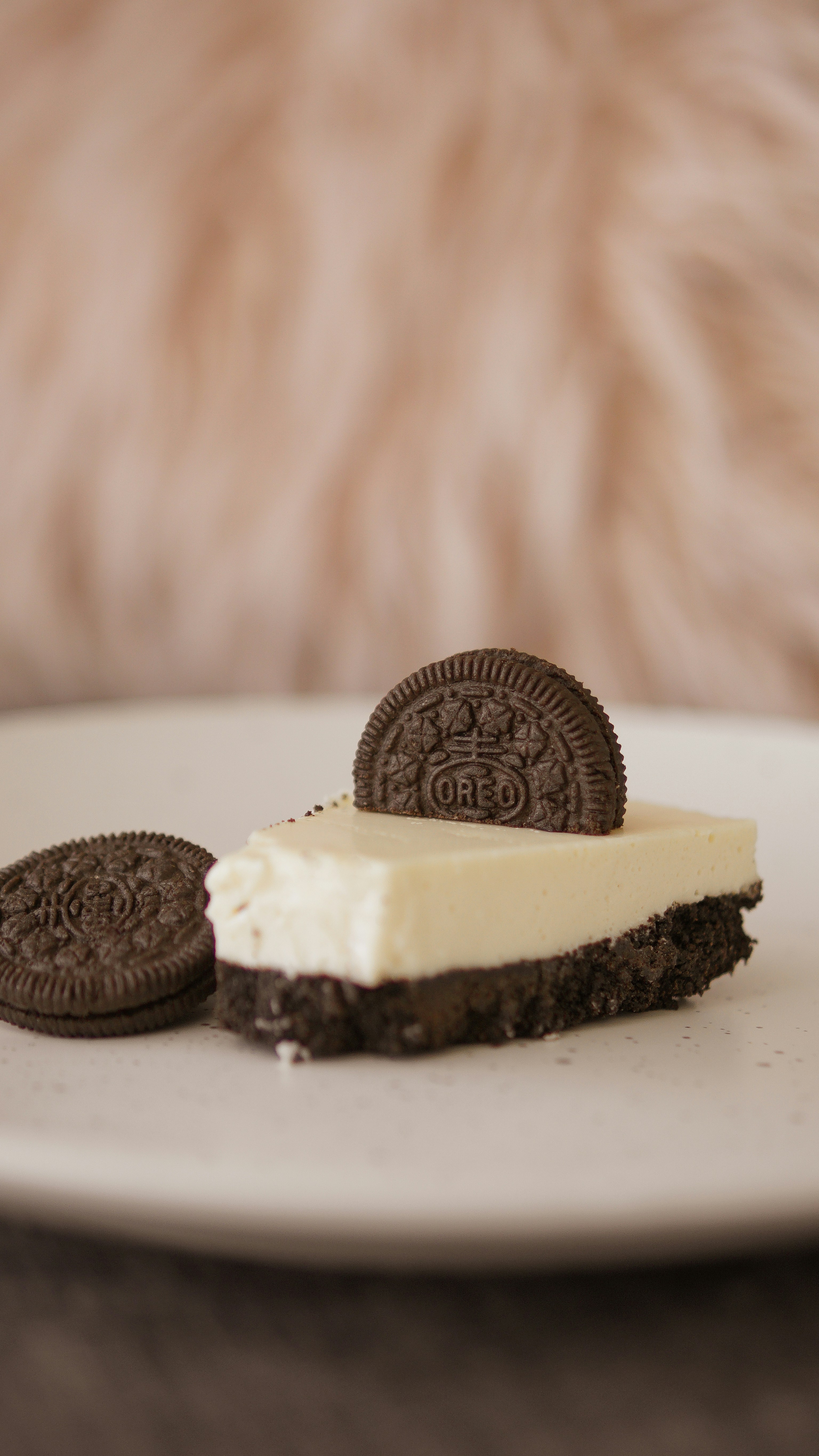 白いアイシングを上に乗せたチョコレートカップケーキ