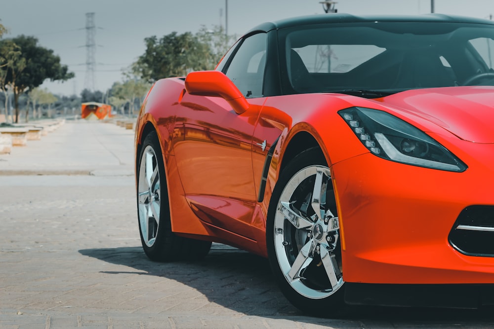 Roter Ferrari 458 Italia tagsüber unterwegs