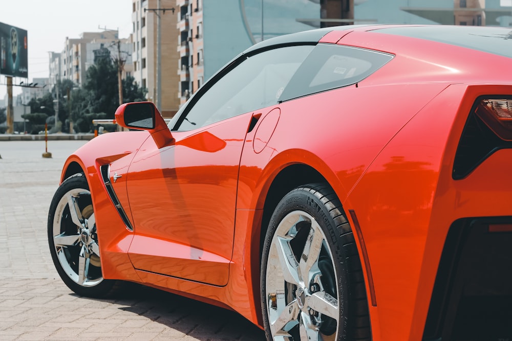 Orange Ferrari 458 Italia auf Parkplatz geparkt