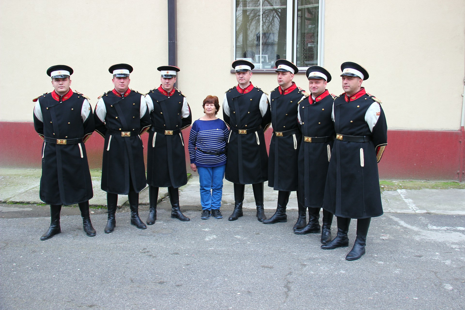 gray computer monitor