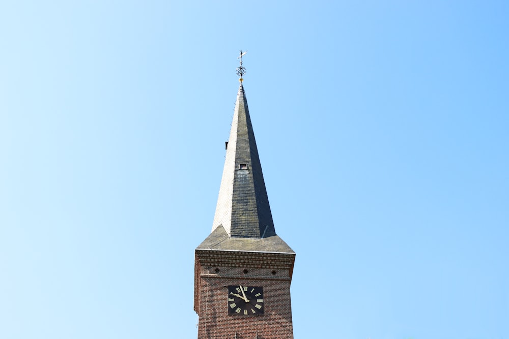 torre in cemento marrone con orologio