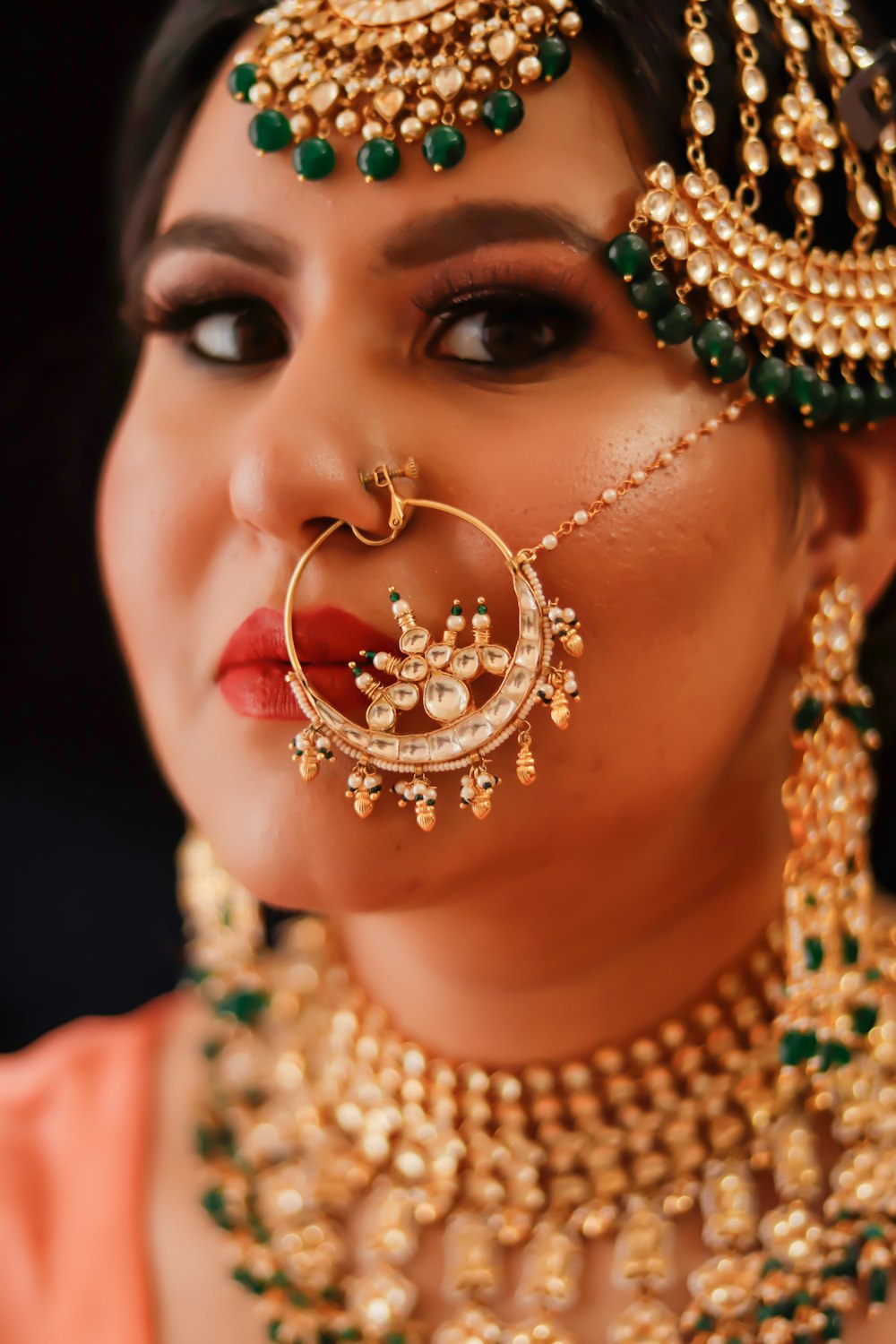 Mujer con collar de cuentas de oro y rojo