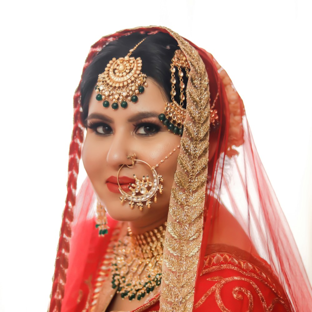 Frau in rot-goldenem Sari