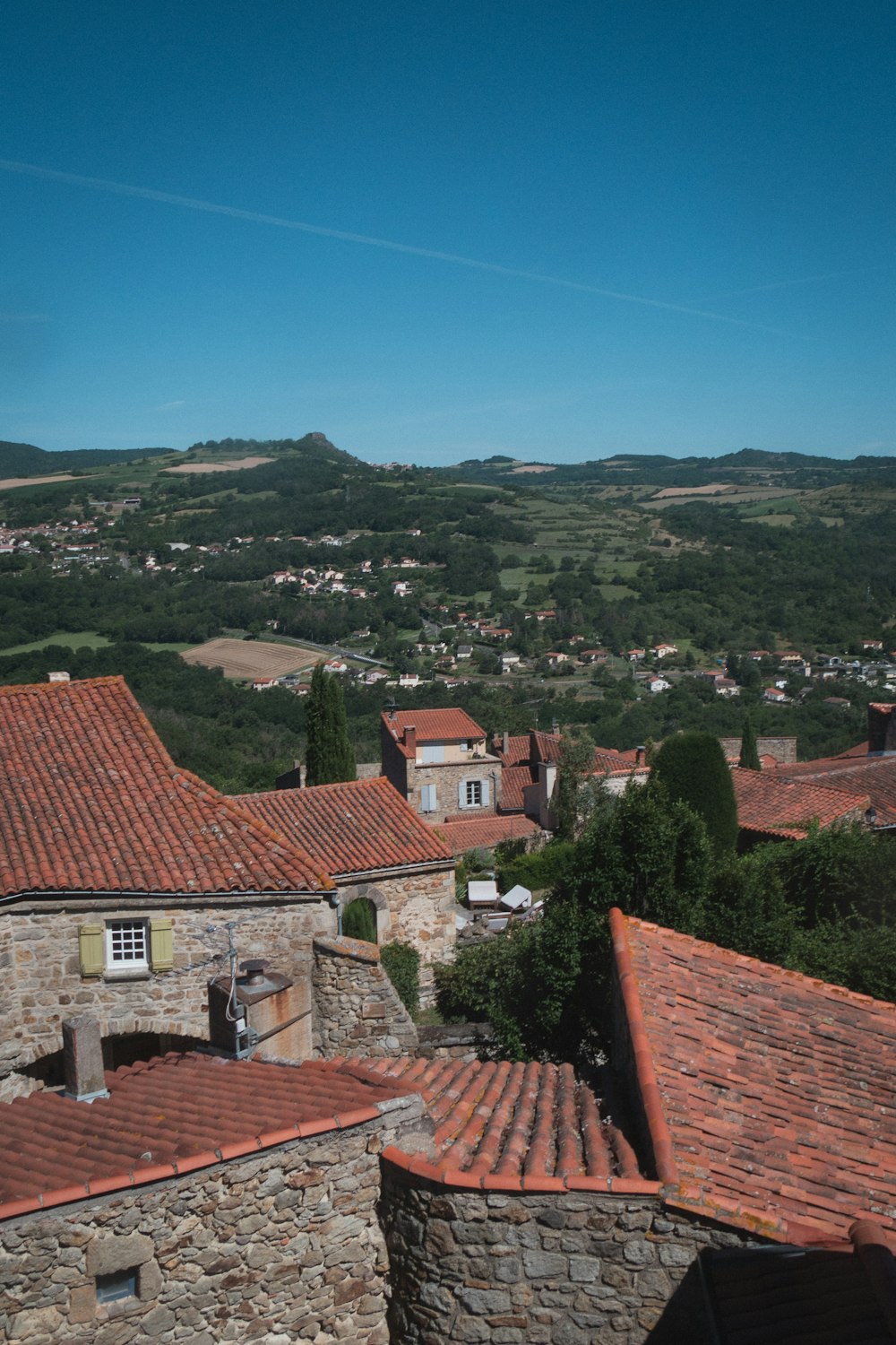 Una vista de un pueblo desde una colina