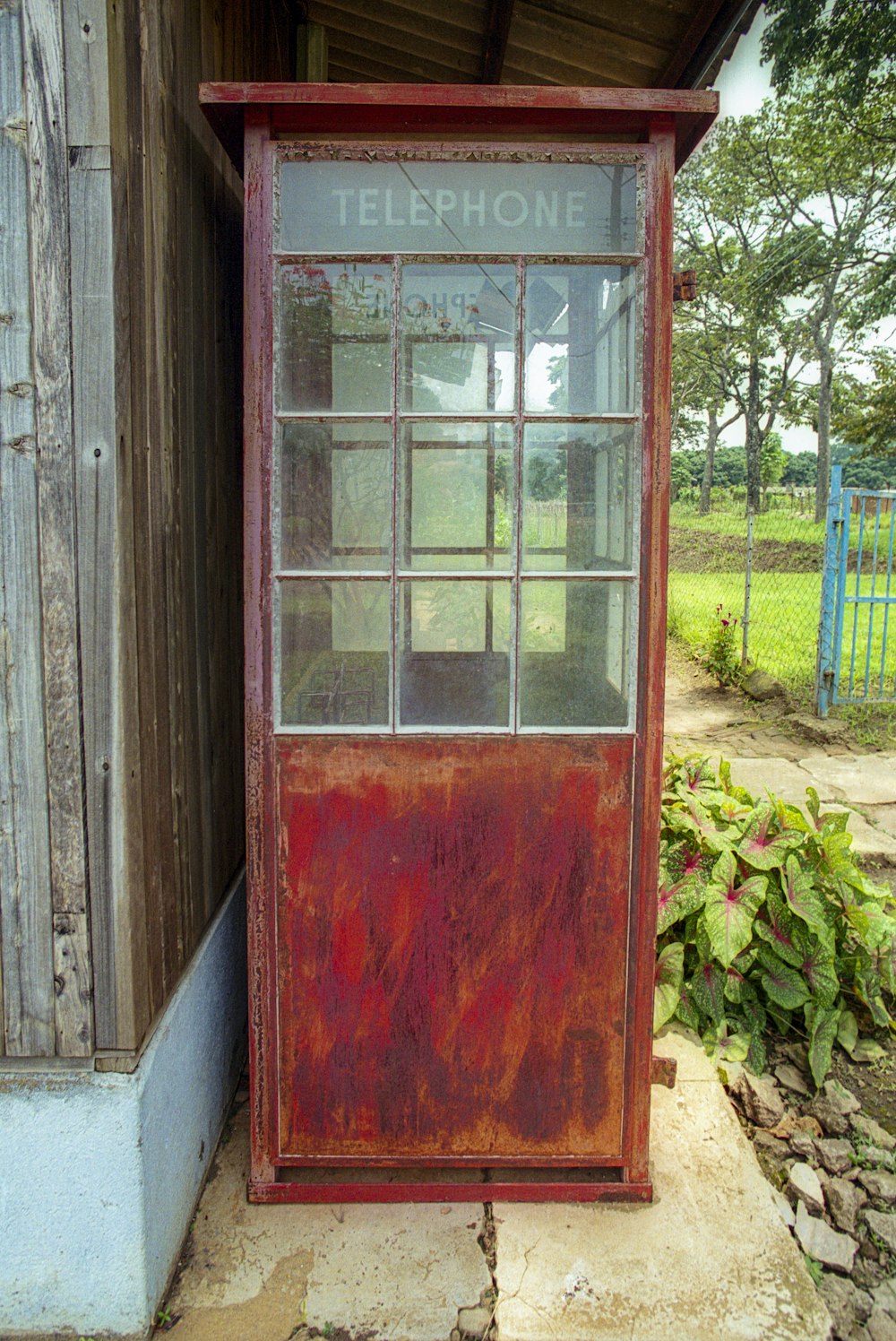 Ventana de vidrio con marco de madera marrón