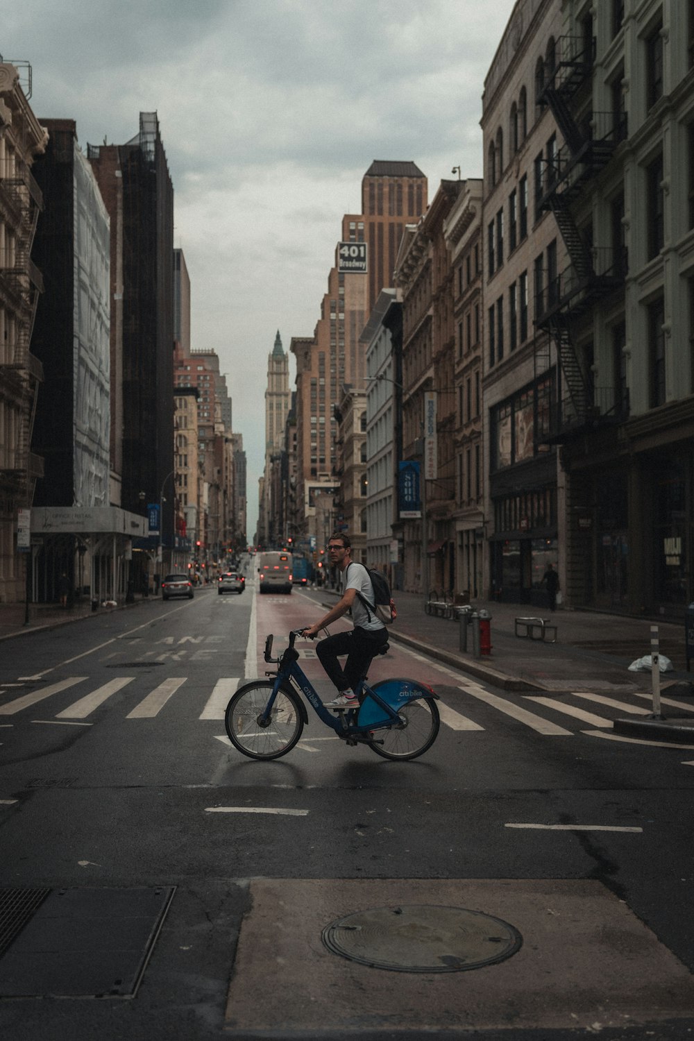 Mann im blauen Hemd fährt tagsüber Fahrrad auf der Straße