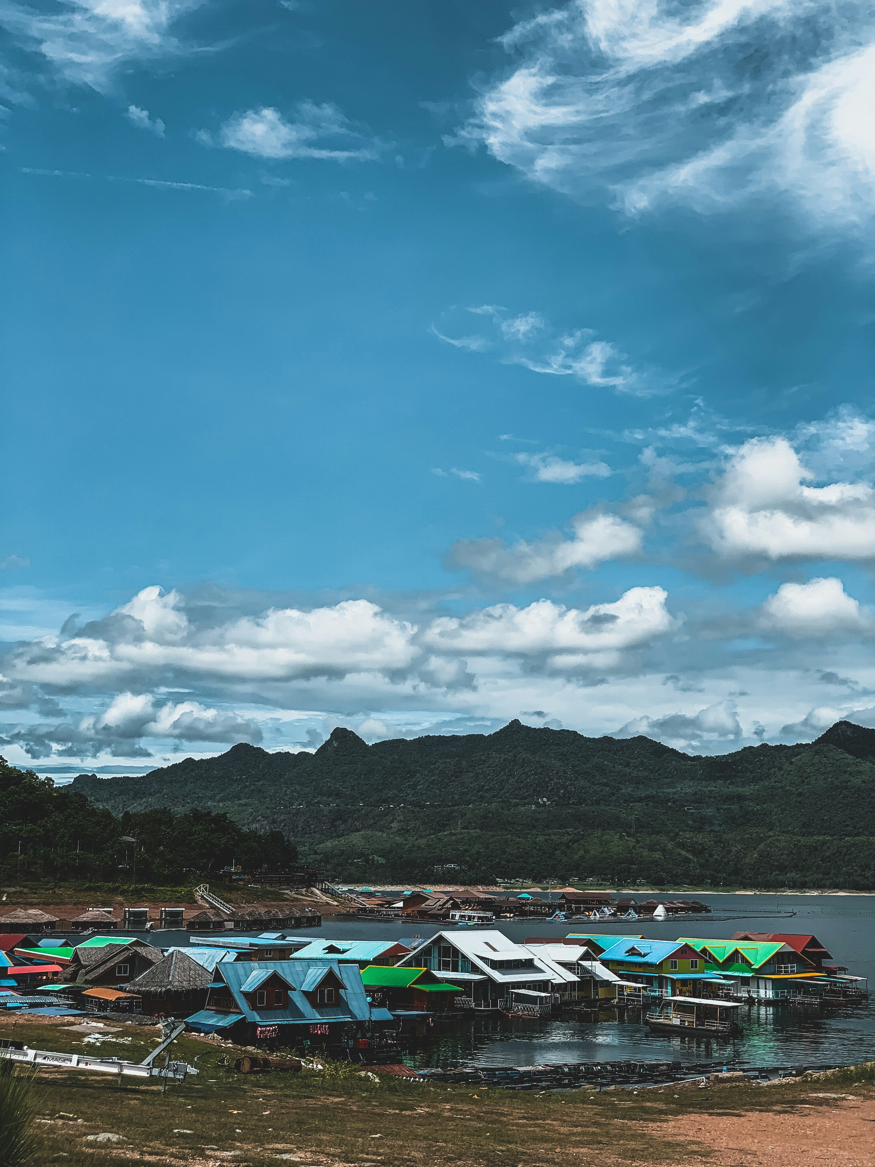 Perahu biru dan putih di pantai pada siang hari