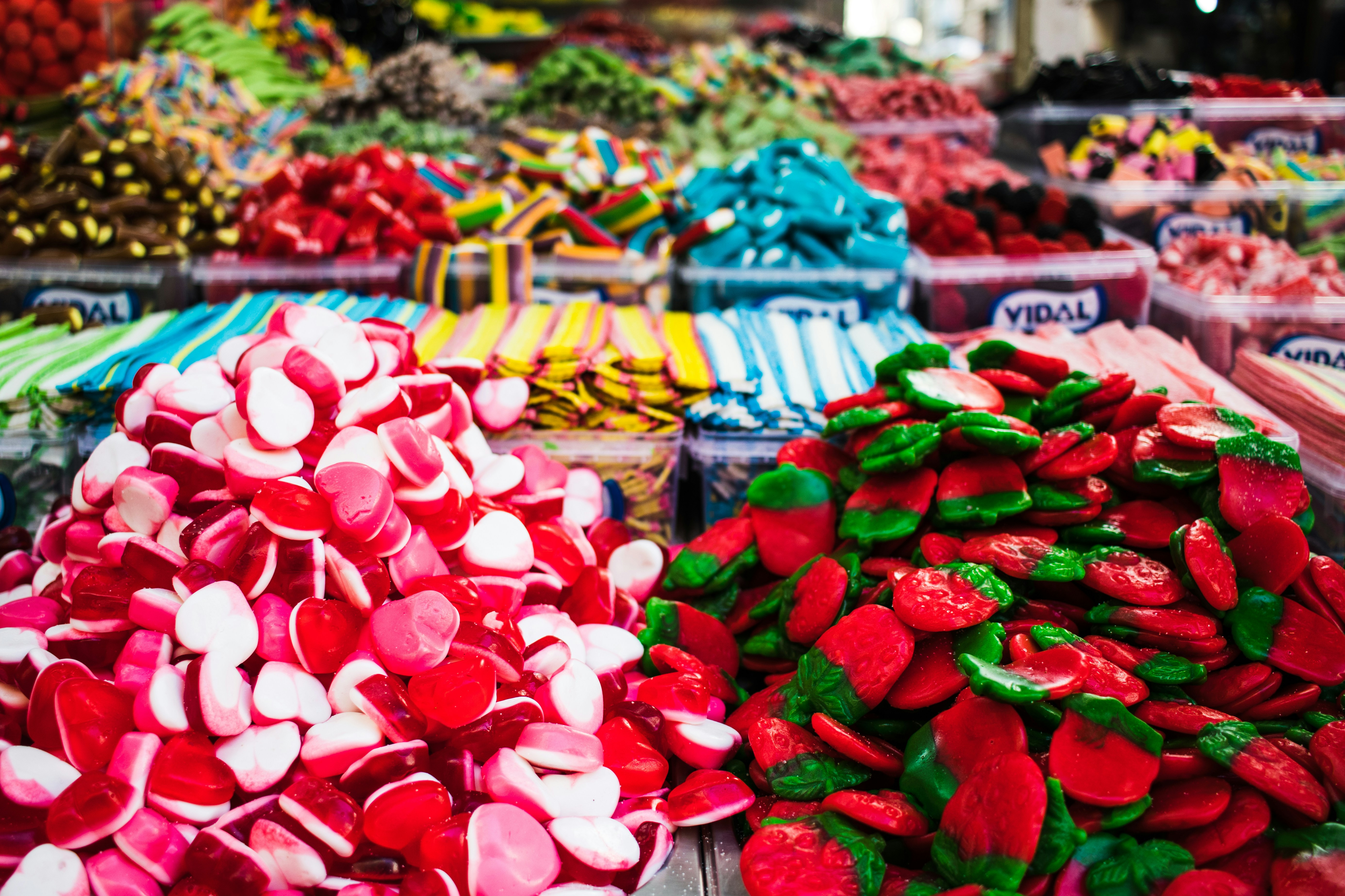 Pétalos de rosas rojas y blancas en un recipiente de plástico transparente  foto – Imagen de Compras gratuita en Unsplash, image size:3000x2000