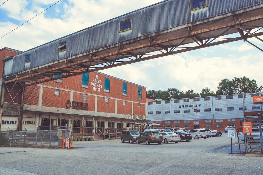 Voitures garées sur le parking près de l’immeuble pendant la journée