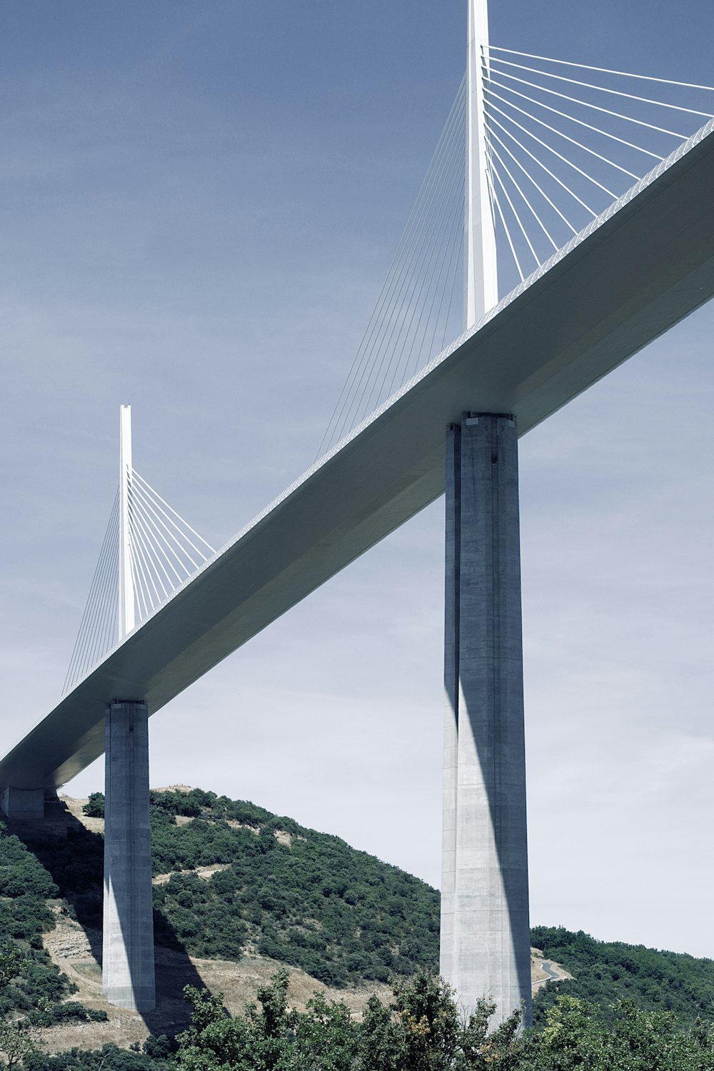 ponte branca sob o céu azul durante o dia