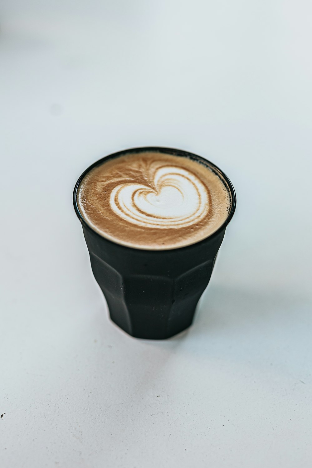 Taza de cerámica en blanco y negro con café