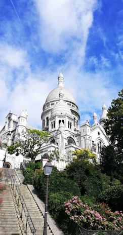Vue de la basilique du sacré cœur, pierres blanches et ciel bleu en balade pied à Paris
