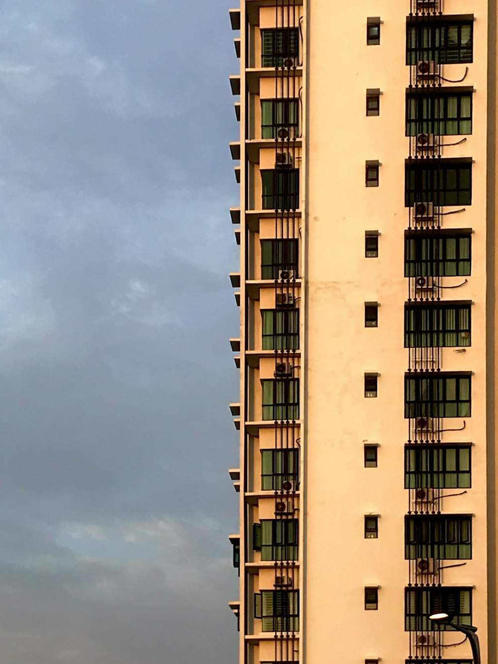 Bâtiment en béton blanc sous le ciel bleu pendant la journée