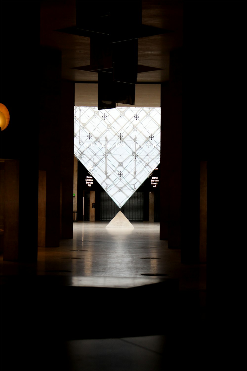 puerta de madera marrón con cristal