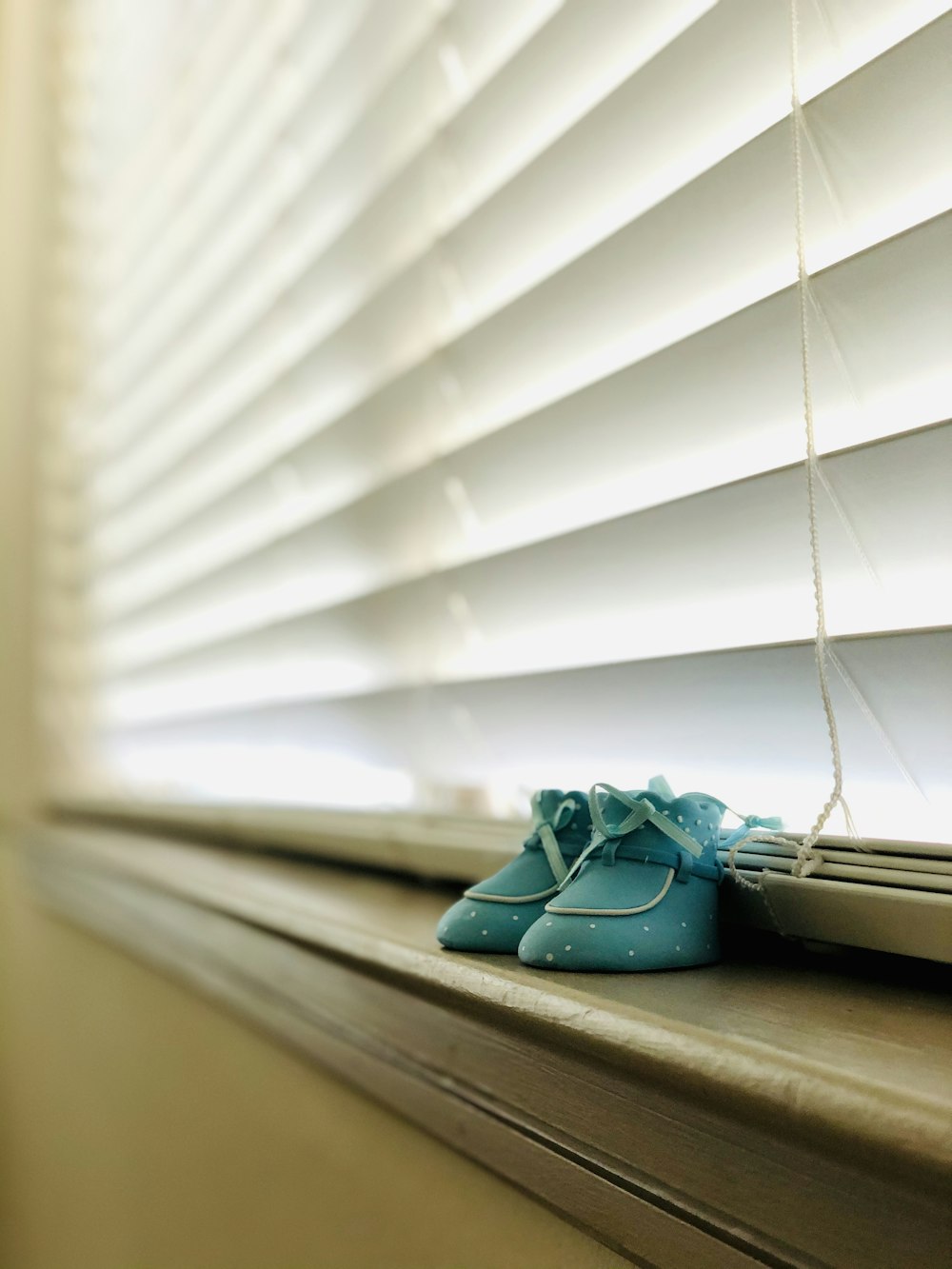 grüne Lederstiefel am Fenster