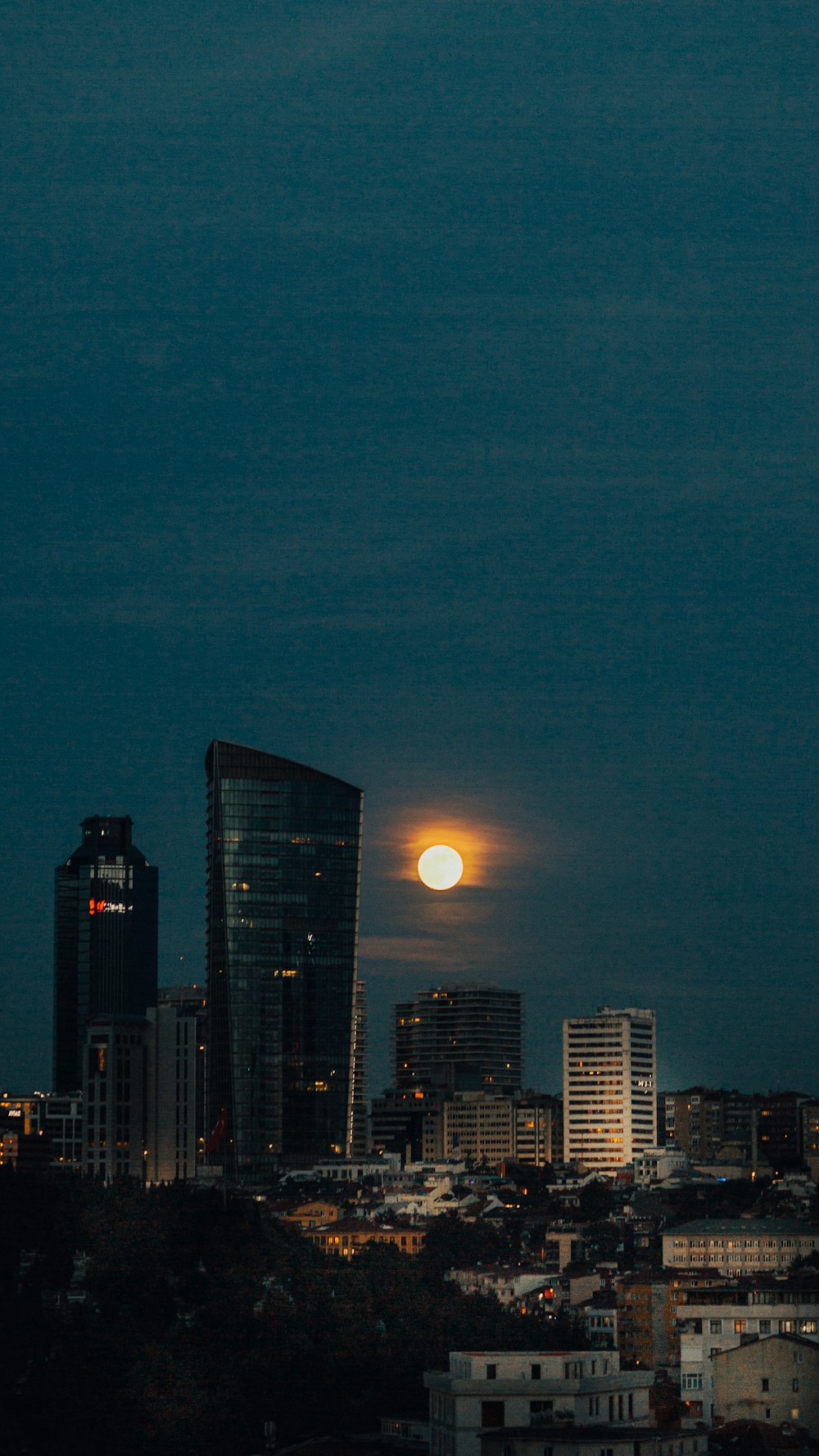skyline della città durante la notte