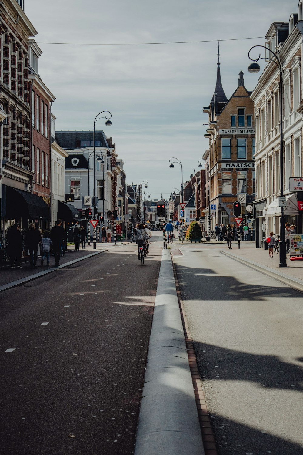 persone che camminano per strada durante il giorno