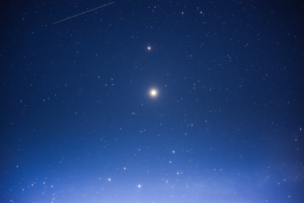 cielo blu con nuvole bianche durante il giorno