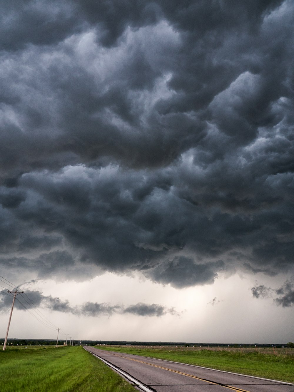 Schwarze Wolken und blauer Himmel