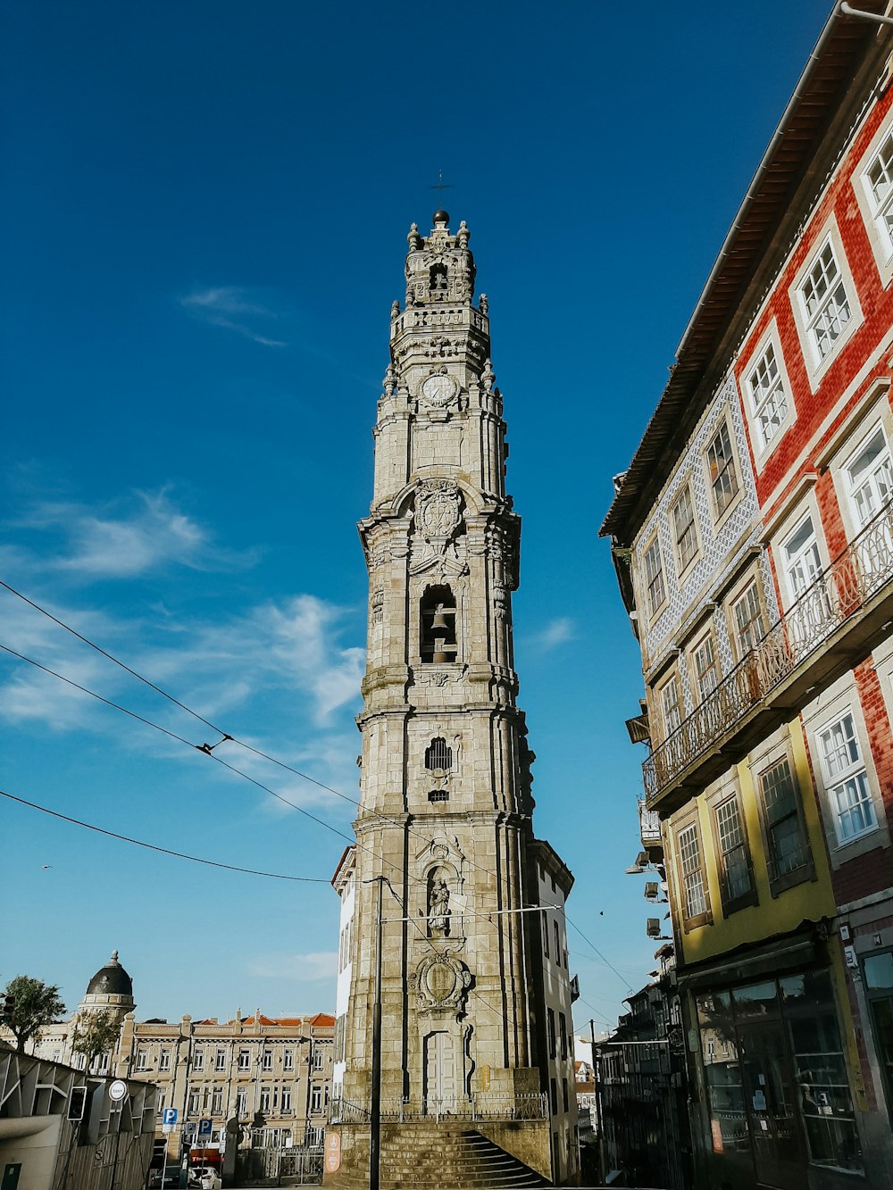 edificio in cemento marrone e bianco sotto il cielo blu durante il giorno