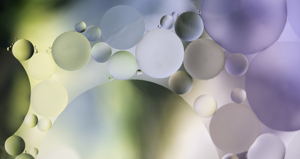 Globos blancos y azules en la fotografía de primer plano