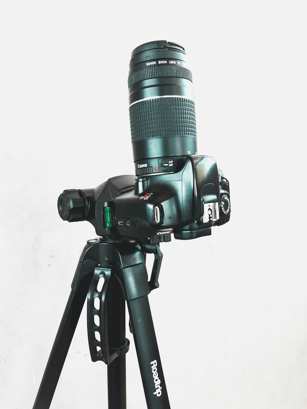 Schwarz-Grau-Kamera mit Stativ