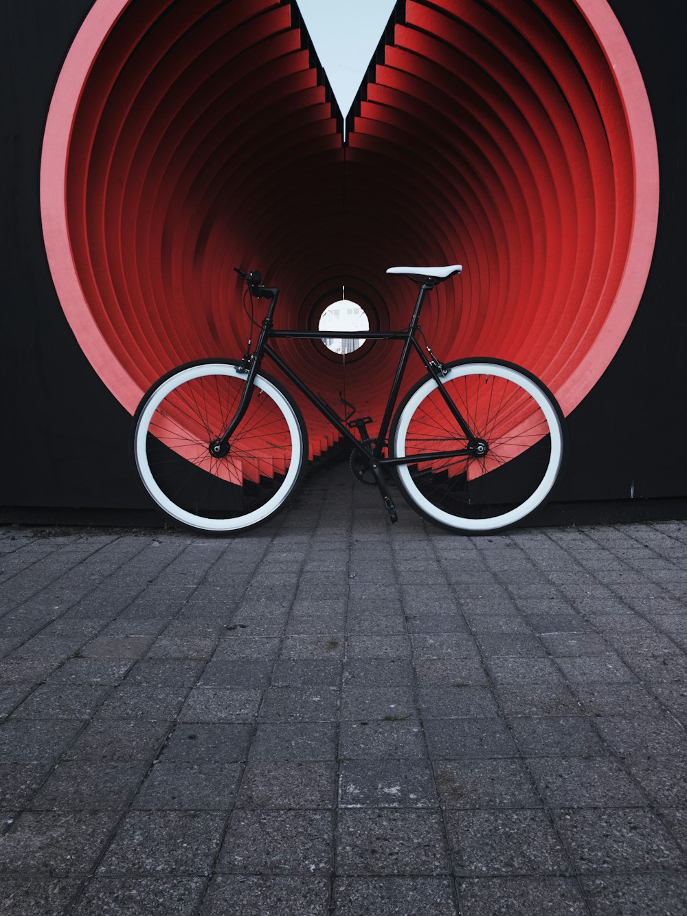 Vélo de route rouge et noir